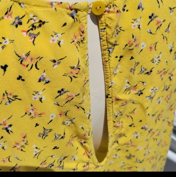 🏷️3/$15 medium yellow floral tank blouse. - Picture 3 of 5